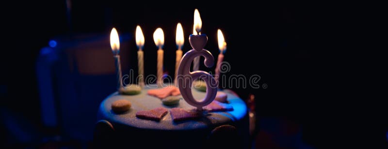 Gateau D Anniversaire Avec Les Bougies Et L Age Brulants 6 Bougies A L Arriere Plan Fonce Avec Des Sucreries En Decor Image Stock Image Du Lumineux Sparklers