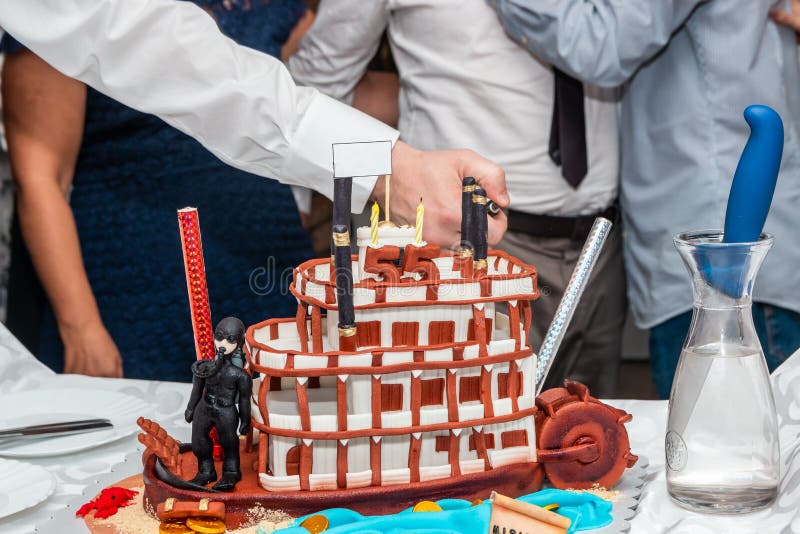 Table D'anniversaire Servie Avec La Vaisselle Jetable Photo stock - Image  du heureux, papier: 129362956