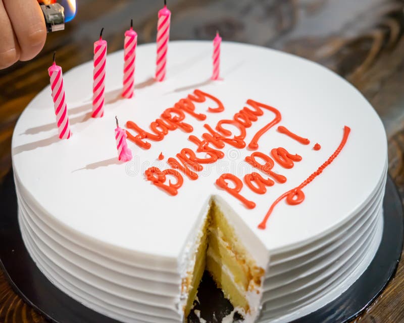 Gateau D Anniversaire Pour Papa Ecrit Joyeux Anniversaire Papa Sur La Table Bougie D Eclairage Sur Le Gateau Photo Stock Image Du Papa Cadeau