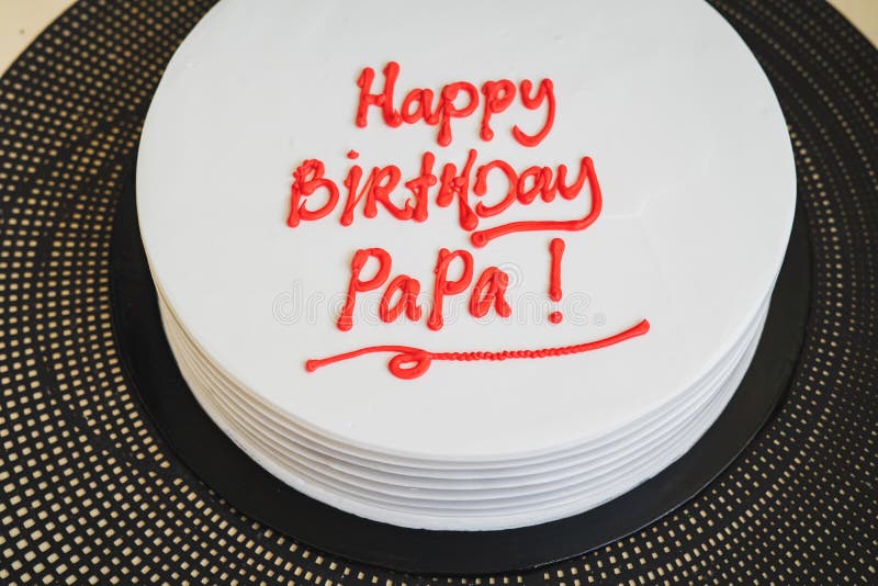 Gateau D Anniversaire Pour Papa Ecrit Joyeux Anniversaire Papa Sur La Table Fete De La Paternite Journee Speciale Image Stock Image Du Fete Beurre