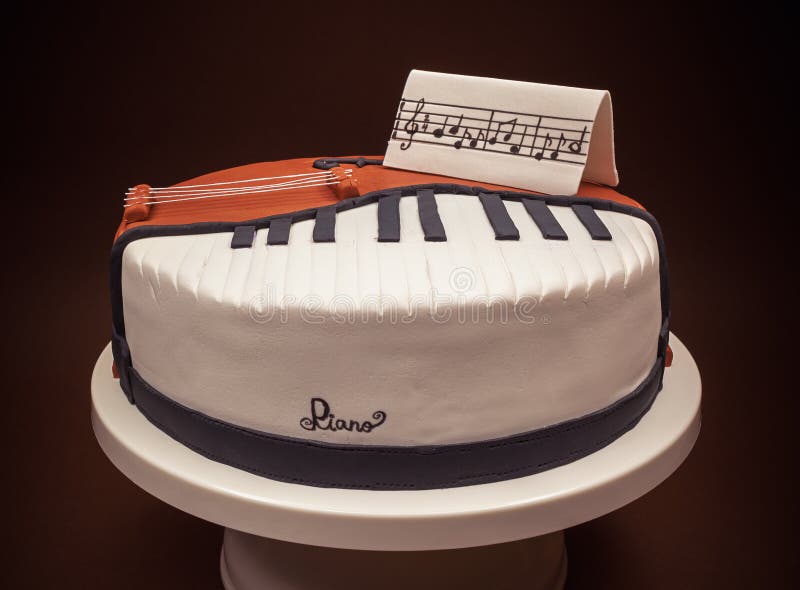 Gateau Dans La Forme Du Piano Et Du Violoncelle Image Stock Image Du Mignon Fete