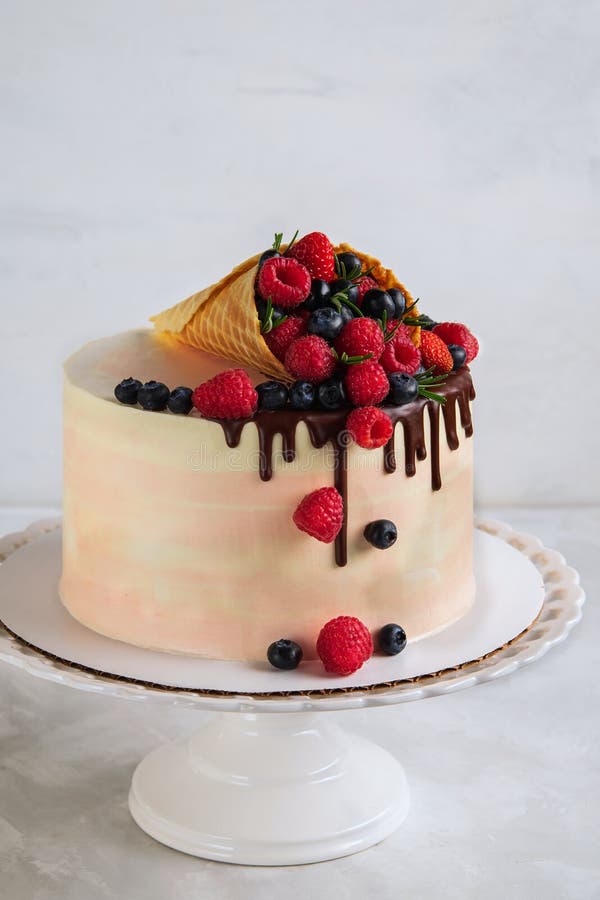 Gateau De Fete Avec Du Chocolat De Fonte Et Les Fruits Assortis Dans Un Klaxon De Gaufre Sur Le Fond Neutre Copiez L Espace Verti Photo Stock Image Du Gateau Frais