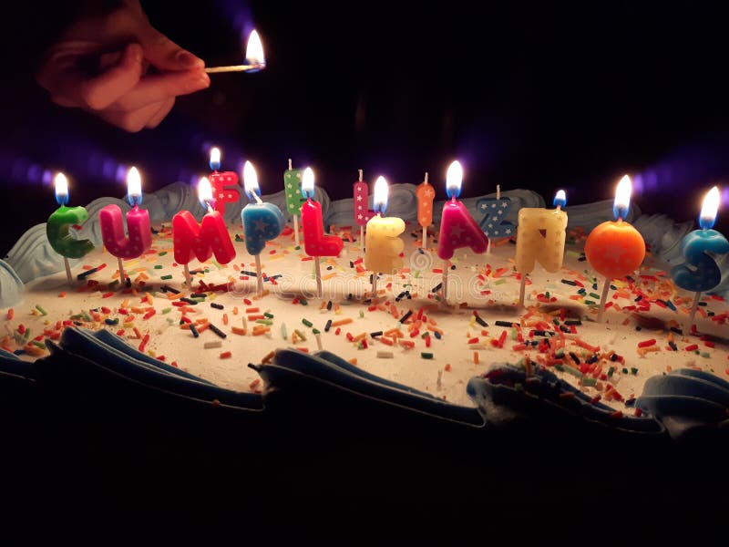 Gateau De Joyeux Anniversaire Avec De Belles Bougies Photo Stock Image Du Joyeux Avec Gateau De Joyeux Anniversaire Avec De Belles Bougies Photo Stock Image Du Joyeux Avec
