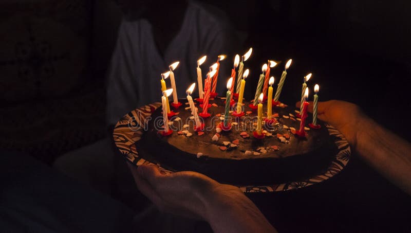 Gateau De Surprise D Anniversaire Avec Des Bougies Dans L Obscurite Photo Stock Image Du Obscurite Surprise Gateau De Surprise D Anniversaire Avec Des Bougies Dans L Obscurite Photo Stock Image Du Obscurite Surprise
