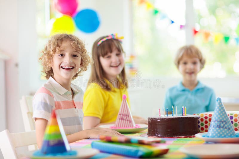 Enfants Célébrant La Fête D'anniversaire Gâteau D'anniversaire Avec Des  Bougies Fête D'anniversaire Pour Les Enfants Enfant