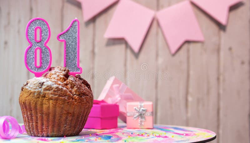 de fête rose gâteau avec bougies pour une les filles anniversaire