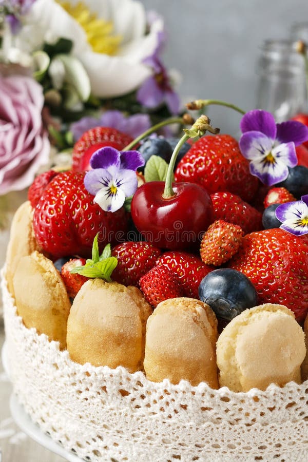 Gateau Francais De Charlotte Avec Des Fruits D Ete Decores De Fleurs De Pensee Image Stock Image Du Biscuit Anniversaire Gateau Francais De Charlotte Avec Des Fruits D Ete Decores De Fleurs De Pensee Image Stock Image Du Biscuit Anniversaire