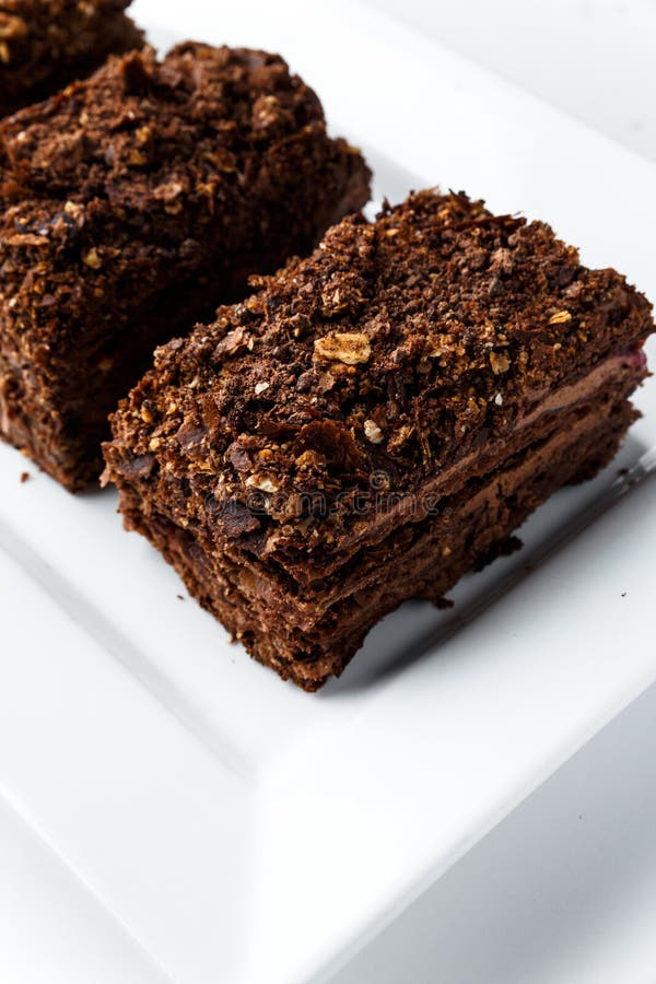 Gateau Francais De Napoleon De Chocolat De La Pate Feuilletee Avec La Creme Sure Sur Un Plan Rapproche Blanc De Plat Dessert Nutr Image Stock Image Du Homemade Pate