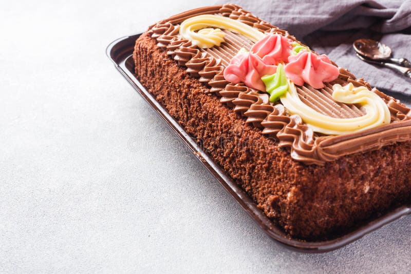 Gateau Rectangulaire De Chocolat Decore Des Roses Cremes Sur Un Fond En Bois La Nourriture Douce Est Des Affaires De Confiserie V Image Stock Image Du Grand Confiserie Gateau Rectangulaire De Chocolat Decore Des Roses Cremes Sur Un Fond En Bois La Nourriture Douce Est Des Affaires De Confiserie V Image Stock Image Du Grand Confiserie