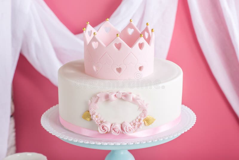 Gateau Rose Mignon Avec Une Couronne Sur La Table A L Anniversaire Pour Une Princesse Photo Stock Image Du Patisserie Enfant