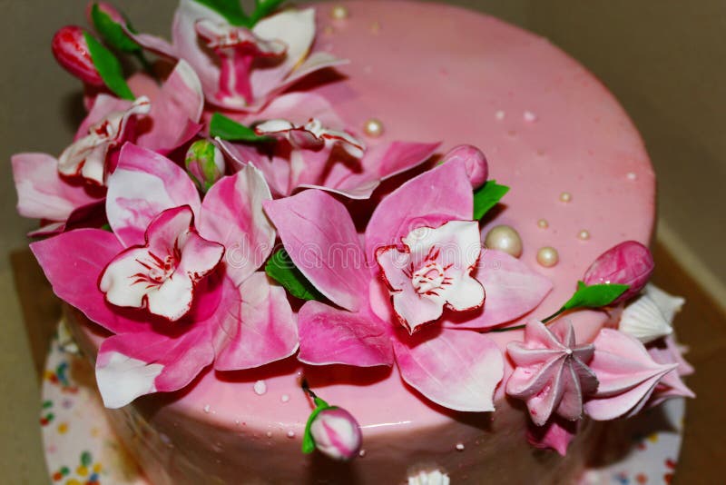 Gateau Rose Orne De Fleurs Comestibles Le Mastic De Differentes Couleurs A Seme Des Billes Image Stock Image Du Bride Nourriture