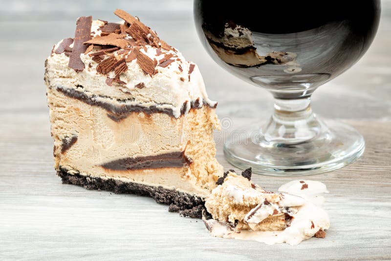 Gateau A La Creme Glacee Et Biere Du Desert Pour Finir Un Bon Repas Image Stock Image Du Desert Givrage