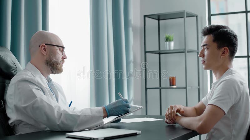 Un Homme Barbu Chauve Avec Des Lunettes Est Venu Chez Le Médecin