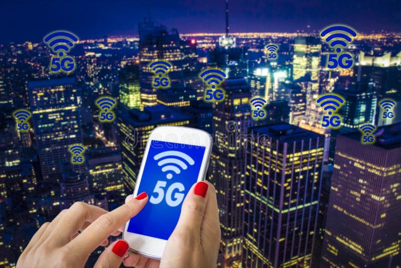 5G oder LTE-Darstellung Frauenhand unter Verwendung des Smartphone mit moderner Stadt auf dem Hintergrund stockfotografie