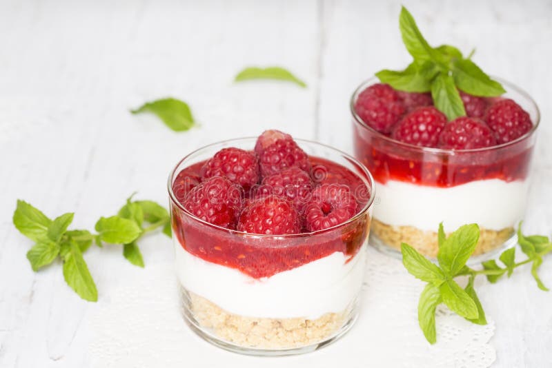 G?teau au fromage avec des framboises image libre de droits G?teau au fromage avec des framboises image libre de droits