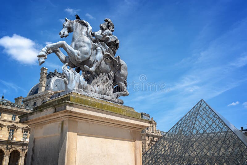 G?? wny podw? rze pa? ac louvre pa? ac z equestrian statu? kr? lewi? tka ludwik xiv w Paryskim Francja obrazy stock
