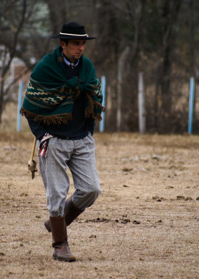 Argentina Gaucho Em Cavalo Usando Telefone Celular Imagem de Stock - Imagem  de chapéu, festa: 222666767