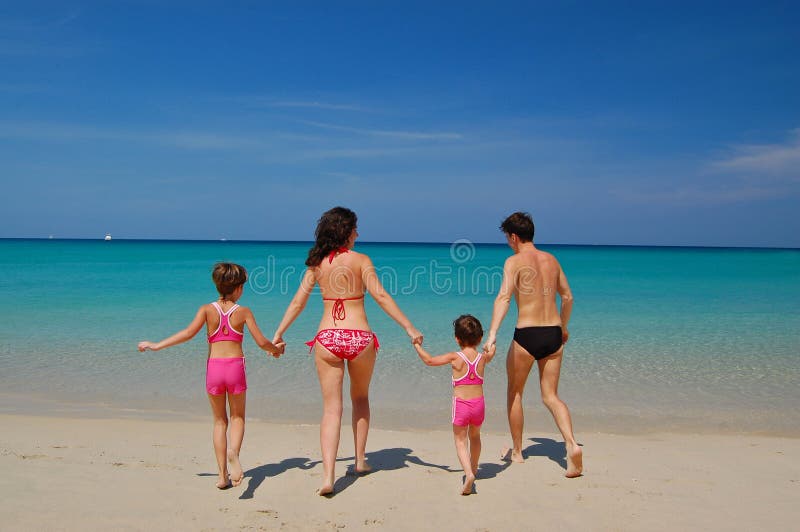 Ga zwemmend! Het strandvakantie van de familie stock foto's Ga zwemmend! Het strandvakantie van de familie stock foto's
