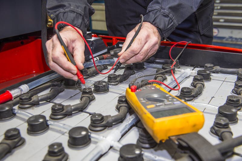 Gabelstaplerbatteriekontrolle lizenzfreie stockbilder Gabelstaplerbatteriekontrolle lizenzfreie stockbilder