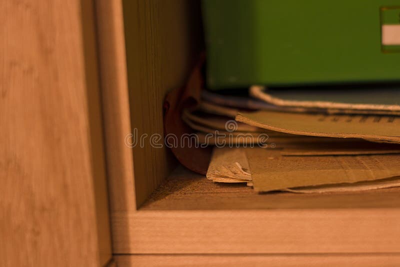 Gabinetowego skoroszytowego bałaganu ranku dnia szelfowi dzieci w wieku szkolnym zdjęcie stock Gabinetowego skoroszytowego bałaganu ranku dnia szelfowi dzieci w wieku szkolnym zdjęcie stock
