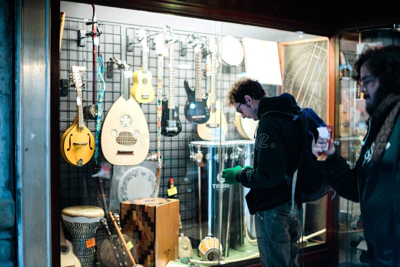 Gabloty wystawowej okno uwypukla różnorodnych instrumenty muzycznych muzykalny sklep obrazy stock Gabloty wystawowej okno uwypukla różnorodnych instrumenty muzycznych muzykalny sklep obrazy stock