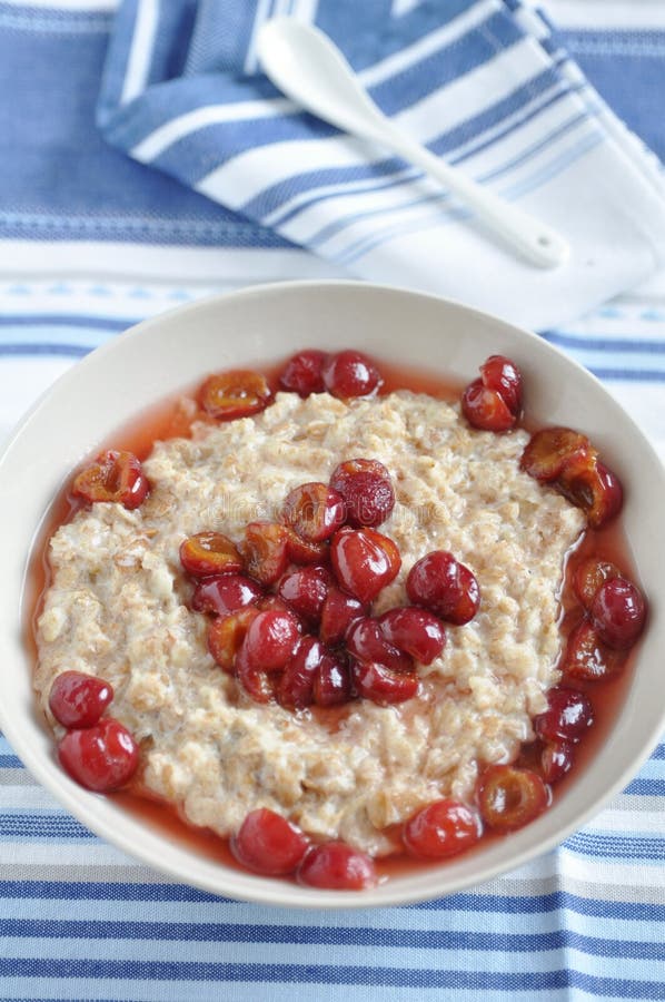 Gachas de avena con las cerezas para el desayuno foto de archivo libre de regalías Gachas de avena con las cerezas para el desayuno foto de archivo libre de regalías