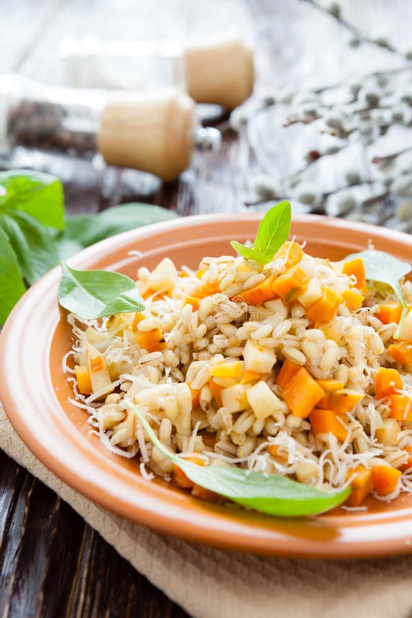 Gachas de avena de la cebada de perla con las verduras imagen de archivo Gachas de avena de la cebada de perla con las verduras imagen de archivo
