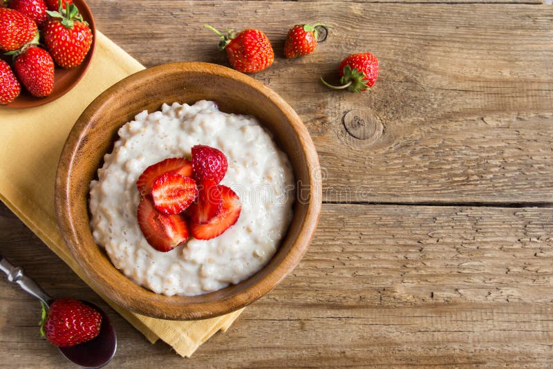 Gachas de avena de la harina de avena con las fresas imágenes de archivo libres de regalías Gachas de avena de la harina de avena con las fresas imágenes de archivo libres de regalías