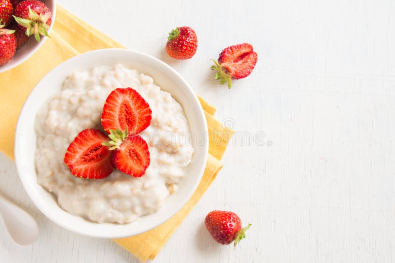 Gachas de avena de la harina de avena con las fresas imágenes de archivo libres de regalías Gachas de avena de la harina de avena con las fresas imágenes de archivo libres de regalías