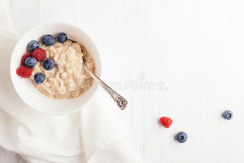 Gachas de avena de la harina de avena con las bayas imagenes de archivo Gachas de avena de la harina de avena con las bayas imagenes de archivo