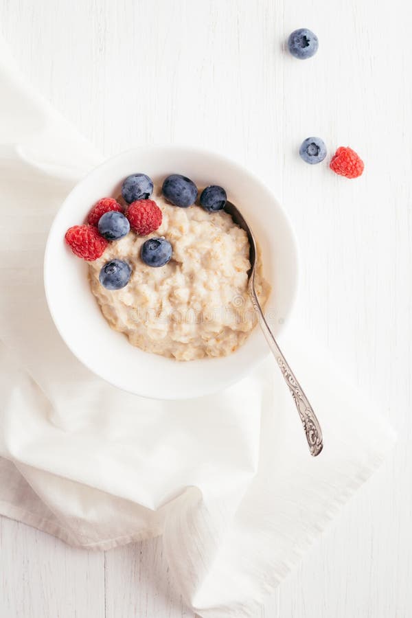 Gachas de avena de la harina de avena con las bayas fotografía de archivo Gachas de avena de la harina de avena con las bayas fotografía de archivo
