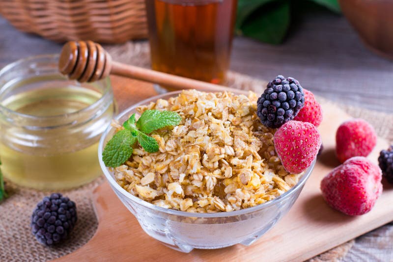 Gachas de avena de la harina de avena con las fresas y las zarzamoras frescas Desayuno sano, consumición sana, concepto de la com fotografía de archivo libre de regalías Gachas de avena de la harina de avena con las fresas y las zarzamoras frescas Desayuno sano, consumición sana, concepto de la com fotografía de archivo libre de regalías