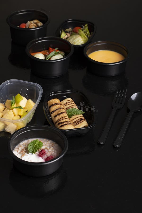 gachas de avena y bayas del alforfón, sopa de la calabaza con las verduras cocidas al vapor, lechuga y ensalada de frutas exótica fotos de archivo libres de regalías gachas de avena y bayas del alforfón, sopa de la calabaza con las verduras cocidas al vapor, lechuga y ensalada de frutas exótica fotos de archivo libres de regalías