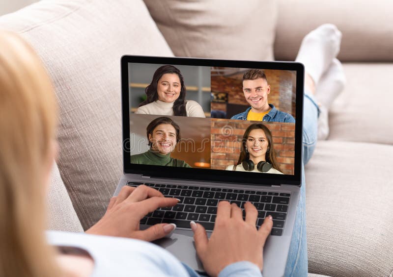 Gadget Bildschirm und Kopfschuss Porträts von Menschen, die während covid Abriegelung lizenzfreies stockbild