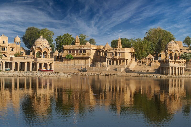Gadi Sagar-Tempel auf Gadisar See Jaisalmer, Indien lizenzfreie stockbilder Gadi Sagar-Tempel auf Gadisar See Jaisalmer, Indien lizenzfreie stockbilder
