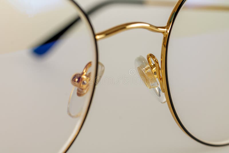 Gafas con marco metálico. sistema de montaje de gafas. cierre de macros. macro.