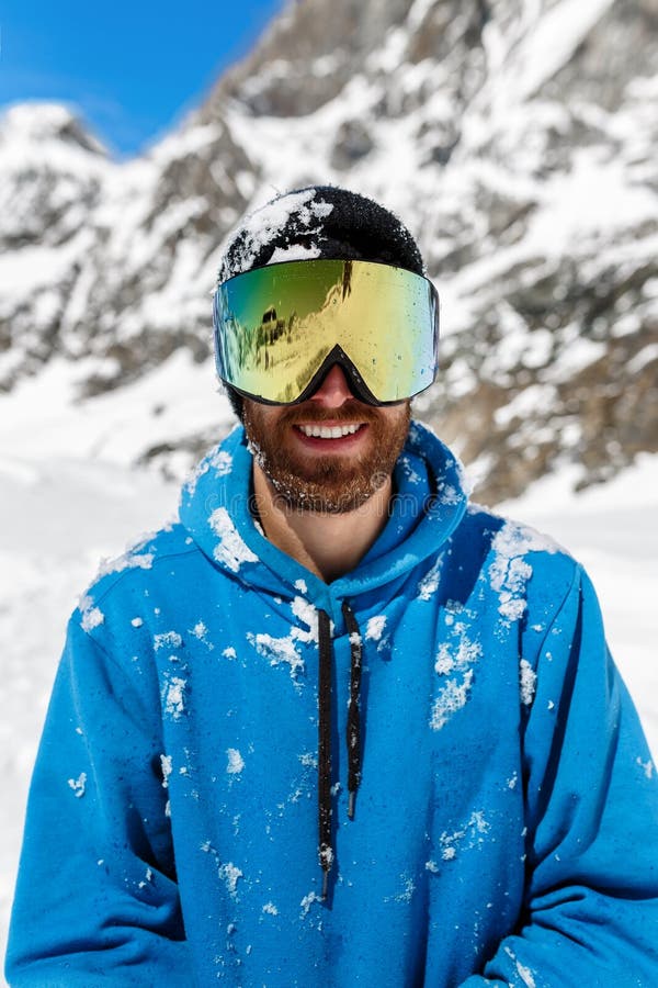 Gafas De Esquí De Un Hombre Con Reflejo De Montañas Nevadas Hombre