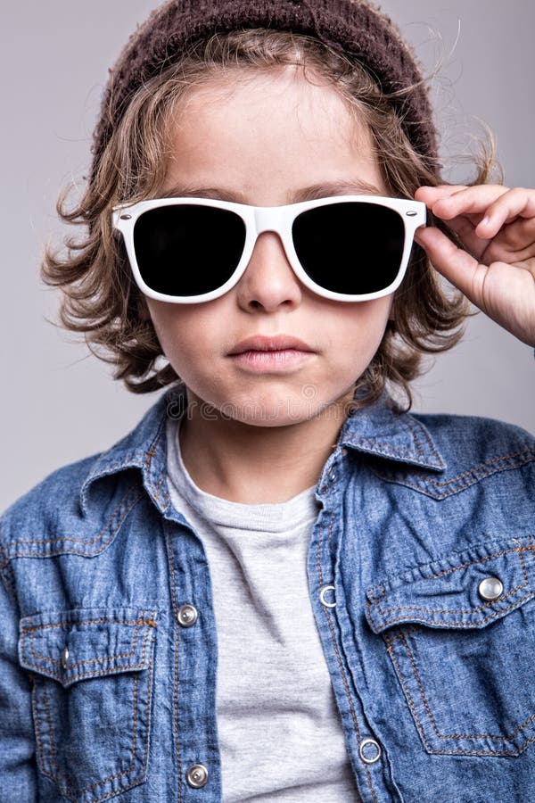 Gafas de sol blancas que llevan del muchacho imágenes de archivo libres de regalías Gafas de sol blancas que llevan del muchacho imágenes de archivo libres de regalías