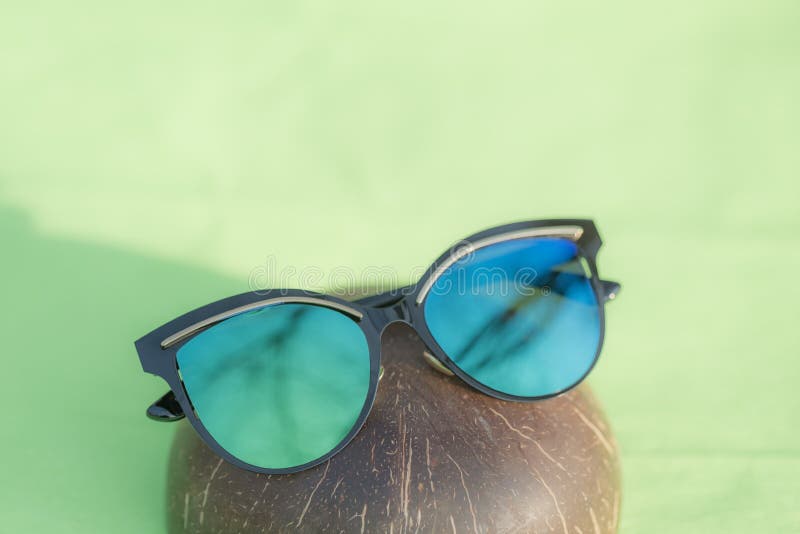 Gafas Sol Cat Eye Modelo Para Mujer Con Un Diseño Muy Especial Y Con Azules Dispara Al Aire Libre En Un Día De Verano Foto de archivo - Imagen de