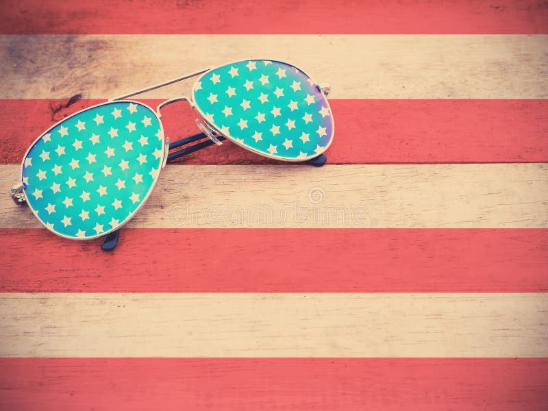 Gafas de sol del espejo como modelo de la bandera americana fotografía de archivo libre de regalías Gafas de sol del espejo como modelo de la bandera americana fotografía de archivo libre de regalías