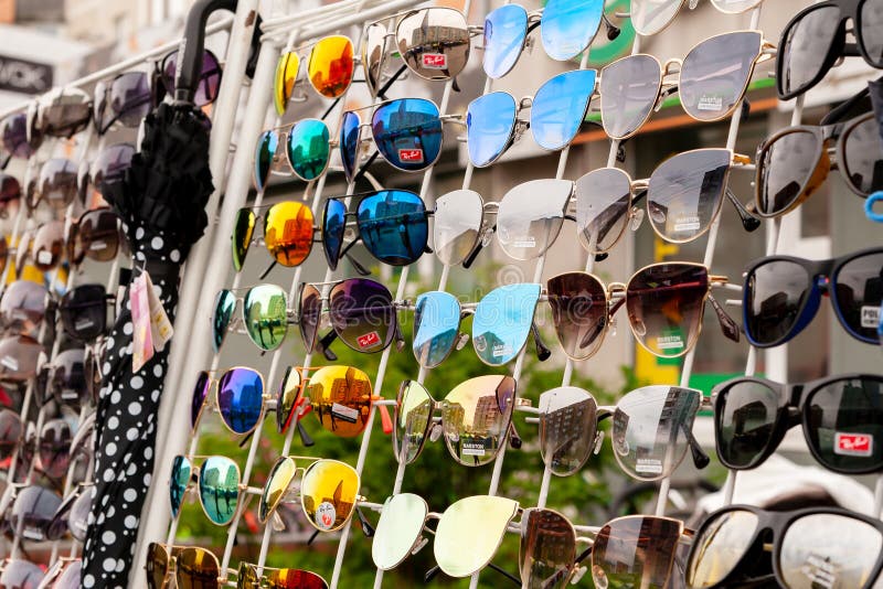 De Sol De Diversos Marcas Y Colores En La De La Tienda Gafas Hermosas Fotografía editorial - Imagen de lente, sunglass: 150910477