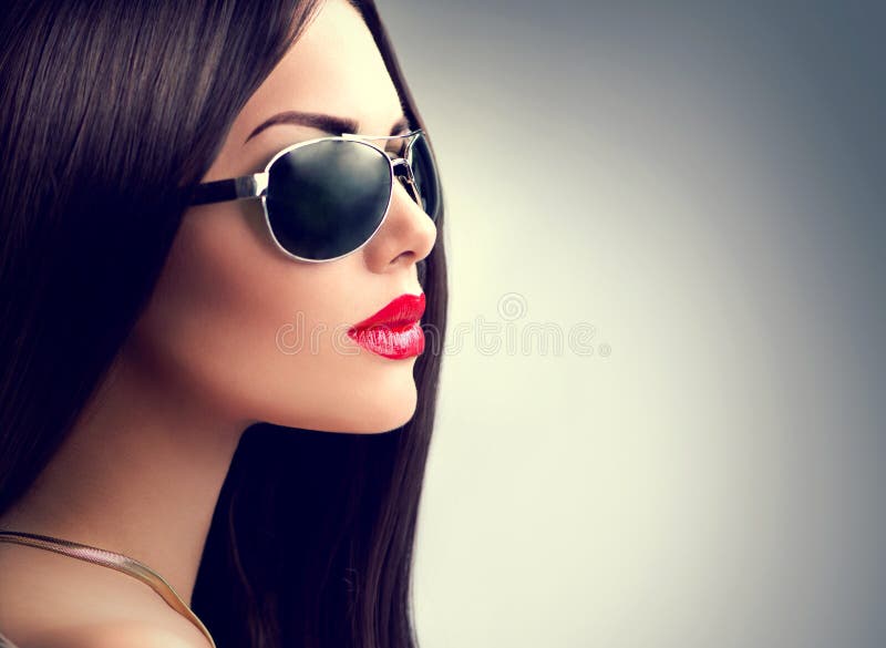 Gafas de sol que llevan de la muchacha modelo de la belleza fotografía de archivo libre de regalías