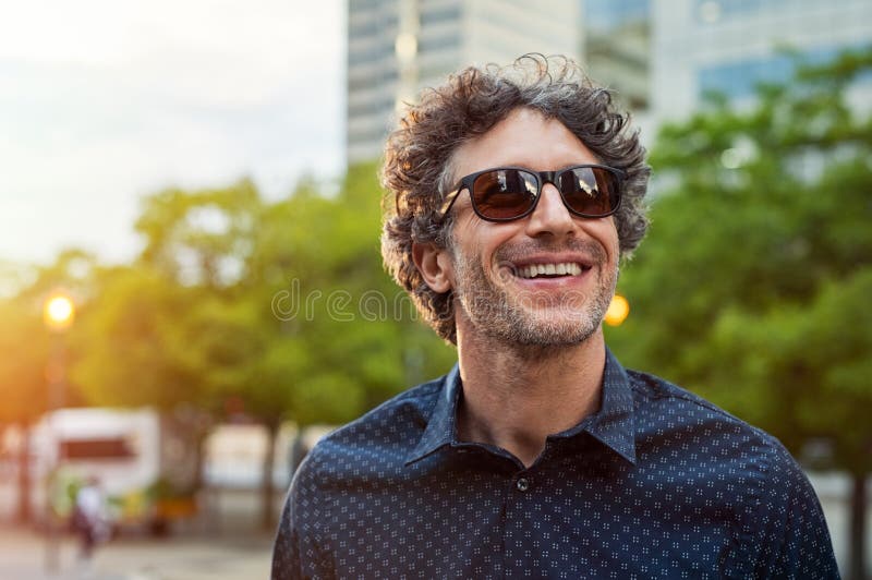 Gafas de sol que llevan del hombre feliz fotografía de archivo