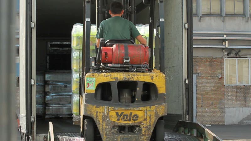 Gaffeltruck som laddar en lastbil