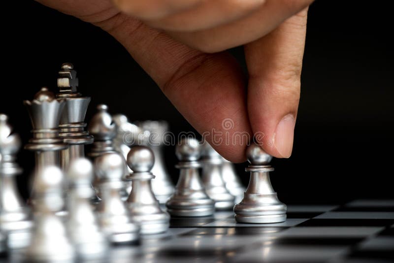 Gage de prise d'homme d'affaires au premier mouvement dans le jeu d'échecs photo stock Gage de prise d'homme d'affaires au premier mouvement dans le jeu d'échecs photo stock
