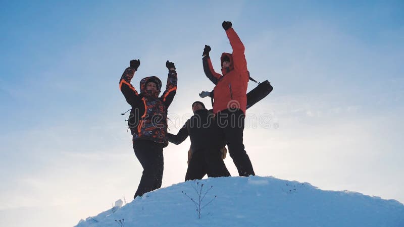 Gagnants de travail d'équipe L'hiver de touristes de victoire de succès de randonneurs d'équipe de groupe a atteint le dessus de clips vidéos