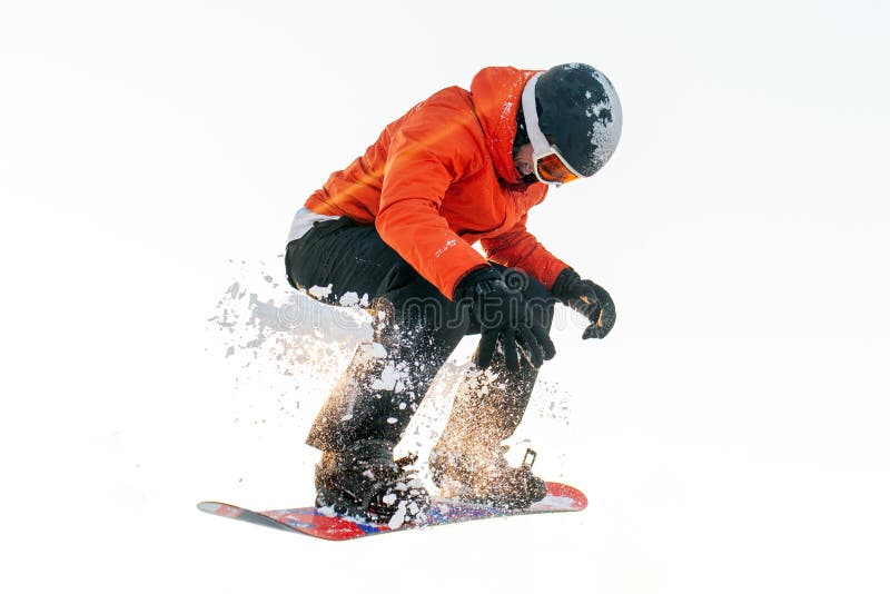 Gai mec en skis orange saute sur snowboard sur blanc isolé homme de fond en casque et lunettes photographie stock libre de droits