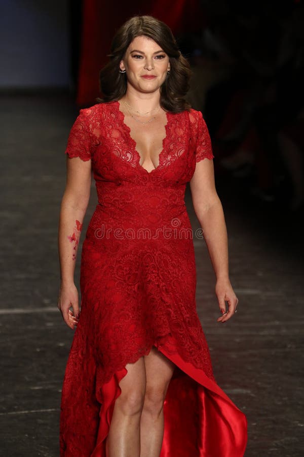 Gail Simmons Walks the Runway at the American Heart Association S Go ...