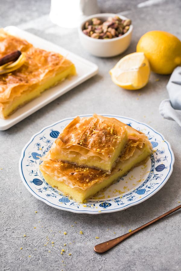 Galaktoboureko Oder Bougatsa Griechischer Traditioneller Nachtisch ...