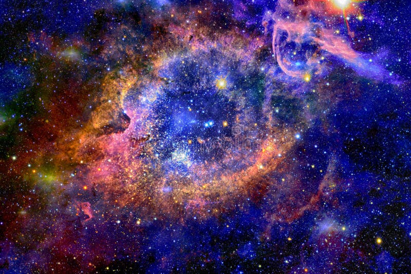 Galassia luminosa con le stelle nello spazio cosmico